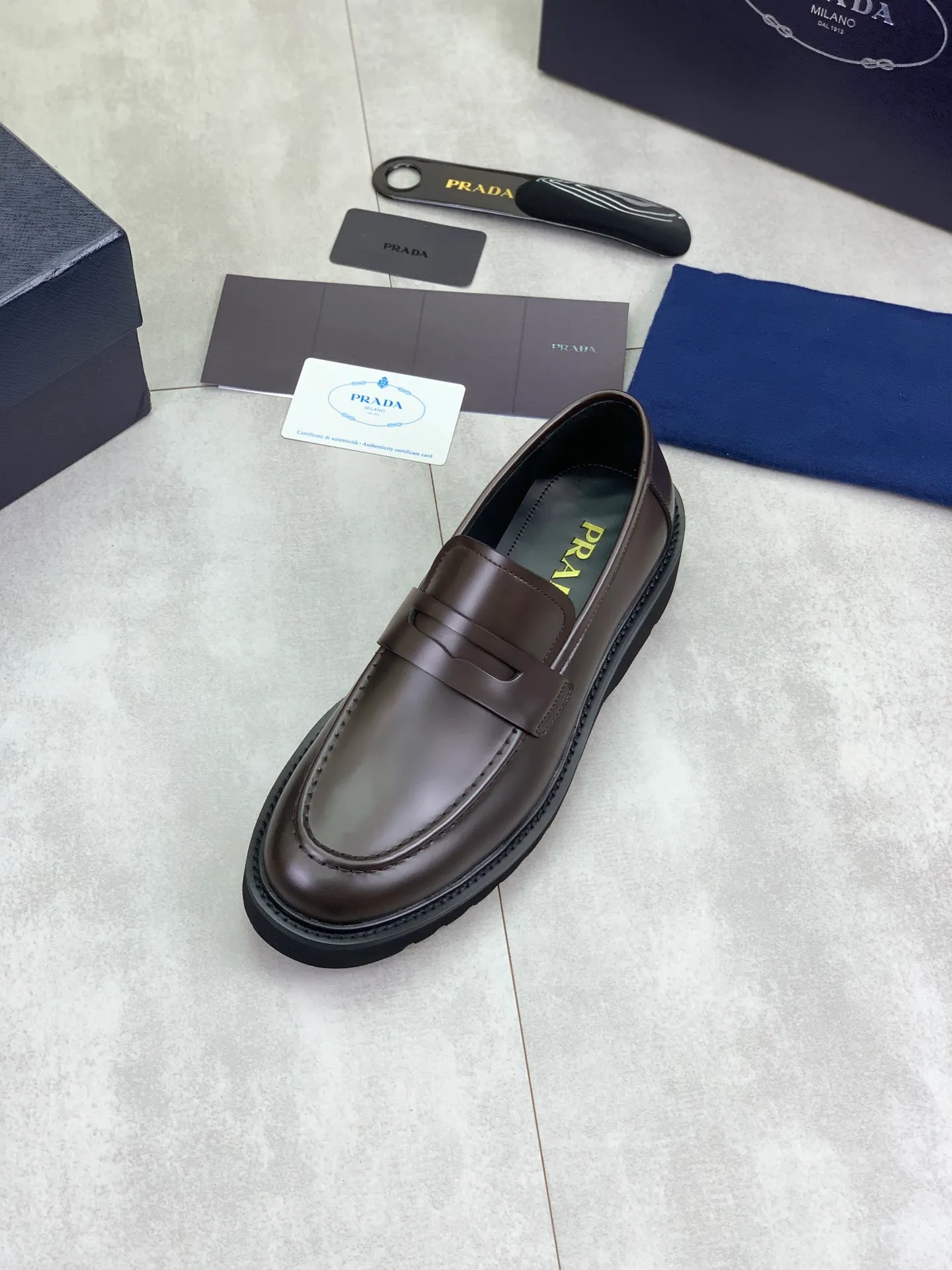 Factory price P880💰Original quality, top version🔱 ＰＲＡＤＡPrada. Men’s business casual leather shoes, top quality products. 1:1 shipment⬆️Luxurious and noble👞All imported original color-brushed edge beads, just to create a more comfortable wearing experience. Upper: Original comfortable open-edge bead rubbed color calfskin➕Top imported water-dyed full cow lining, original high-end lightweight and comfortable TPU foam combination bottom✔️Code number: 39-44 (38 45) 46 47 can be customized)